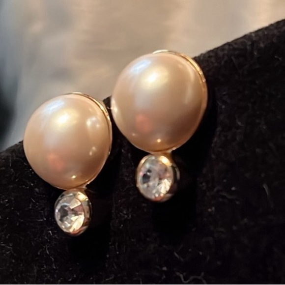 Gorgeous Christian Dior Holiday Wedding Pearls Rhinestone Gold Clip-On Earrings - Picture 3 of 7